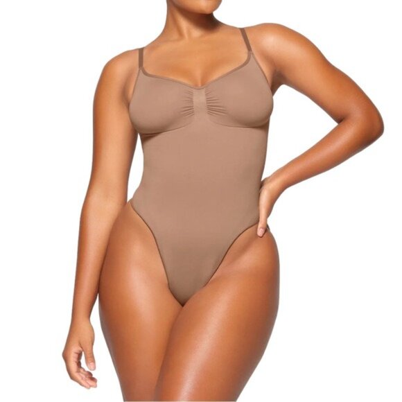 SKIMS Sculpting Scoop Neck Thong Bodysuit Sienna Brown M (US 6-8) NWOT MSRP $70 - Picture 5 of 7